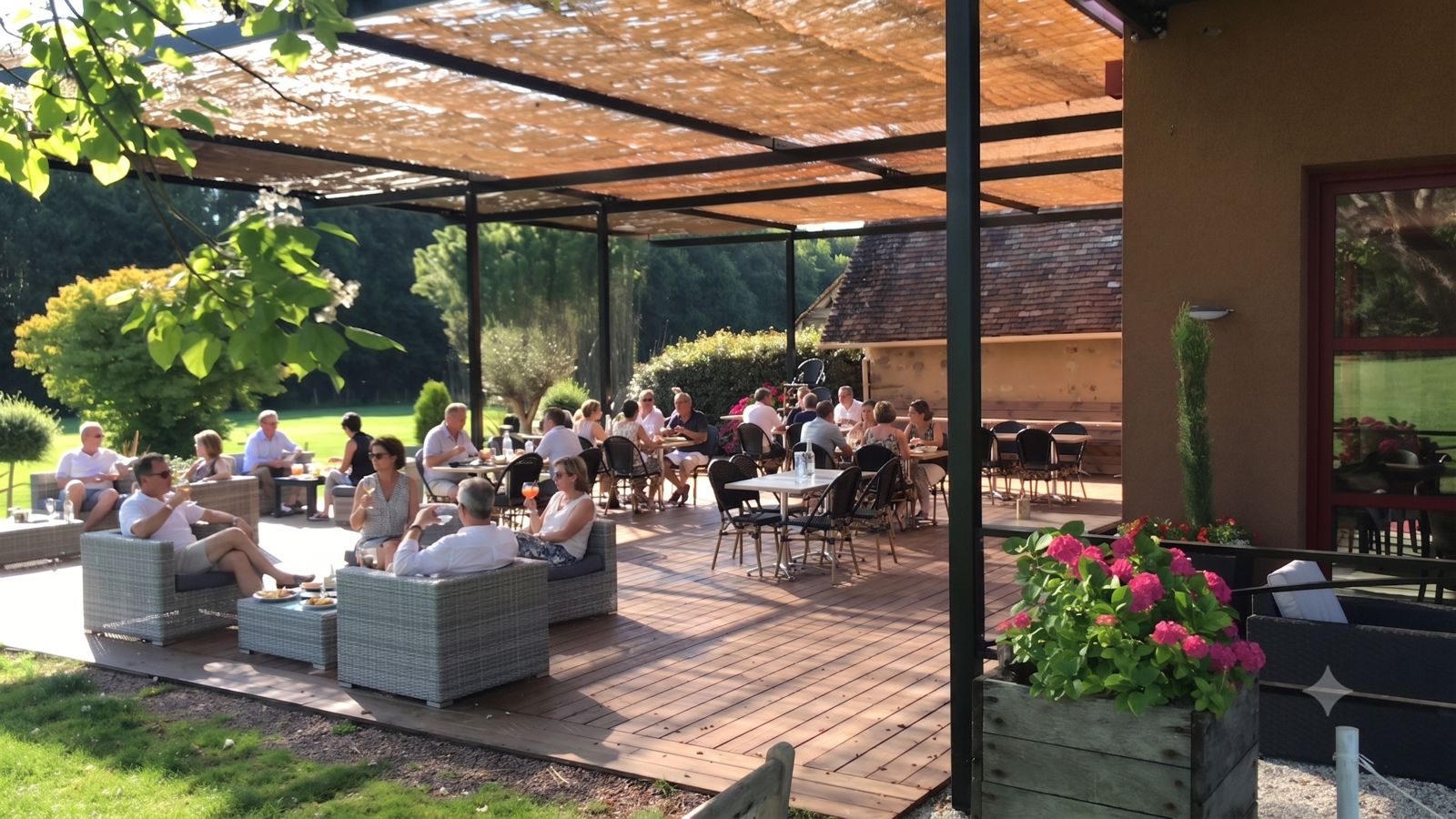 Convives sur la terrasse sous la pergola